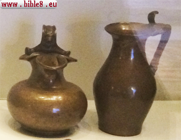 Кувшины Эти кувшины датируются 132 - 135 годами н.э. То есть всего спустя 100 лет после жизни Христа на Земле. Посуда, вещи и дома евреев были, как правило, на протяжении всех веков их жизни в Земле Обетованной, очень простыми и, практиески даже не украшались. Такая посуда могла стоять на столе во время обеда перед Иисусом и Его учениками. Экспонат выставлен в Музее Израиля в Иерусалиме